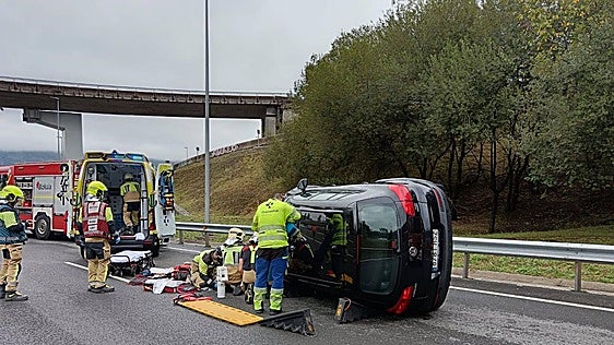 Cuatro personas evacuadas al hospital tras un accidente entre dos turismos en Derio