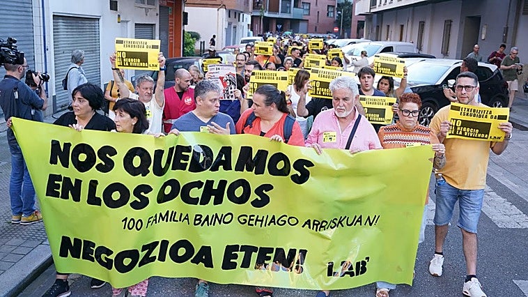 Erandio protesta contra un fondo buitre: «O les doy 340.000 por el piso o me echan»