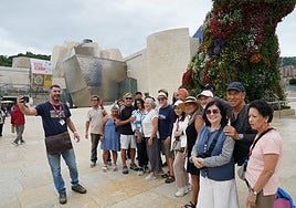 Un grupo de turistas, frente al Guggenheim.