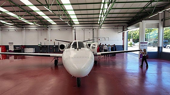 Los alumnos de Egibide aprenden a reparar un avión a la espera de DHL