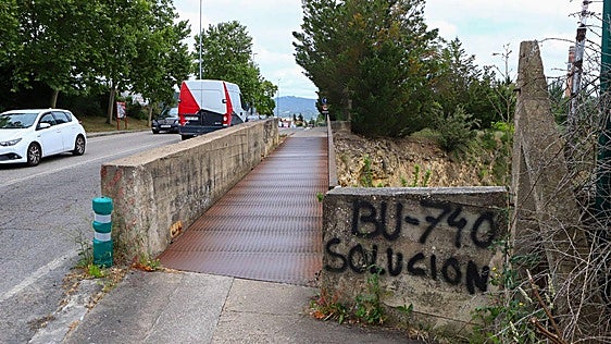 Los vecinos no solo denuncian el impacto del tráfico sino también afean la situación en la que se encuentra todo el entorno de la BU-740