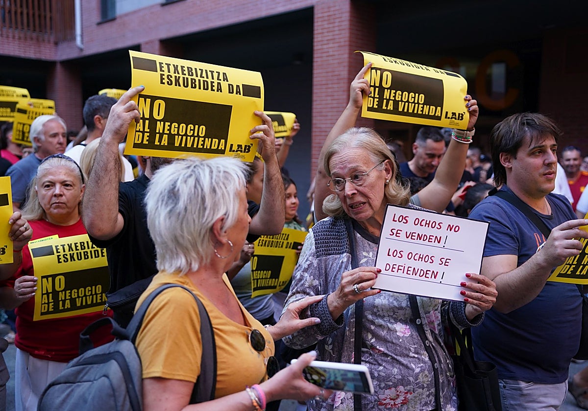 La lucha de los afectados por el fondo buitre en Erandio: «No nos iremos, pero seguiremos pagando el alquiler»