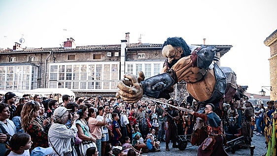 «Por orden de la alcaldesa se hace saber...» que arranca el Mercado de Medieval de Vitoria