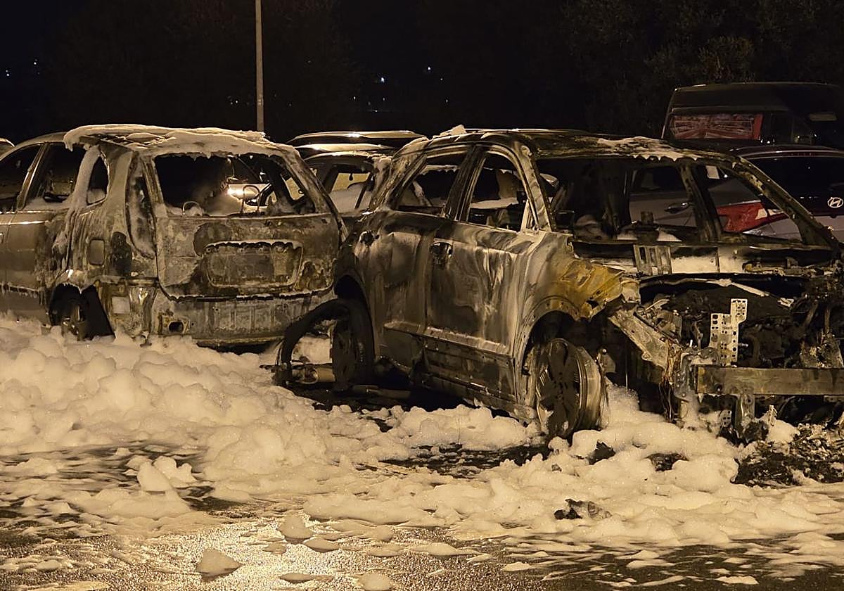 Cinco coches quemados en un incendio declarado en un aparcamiento de Zorroza