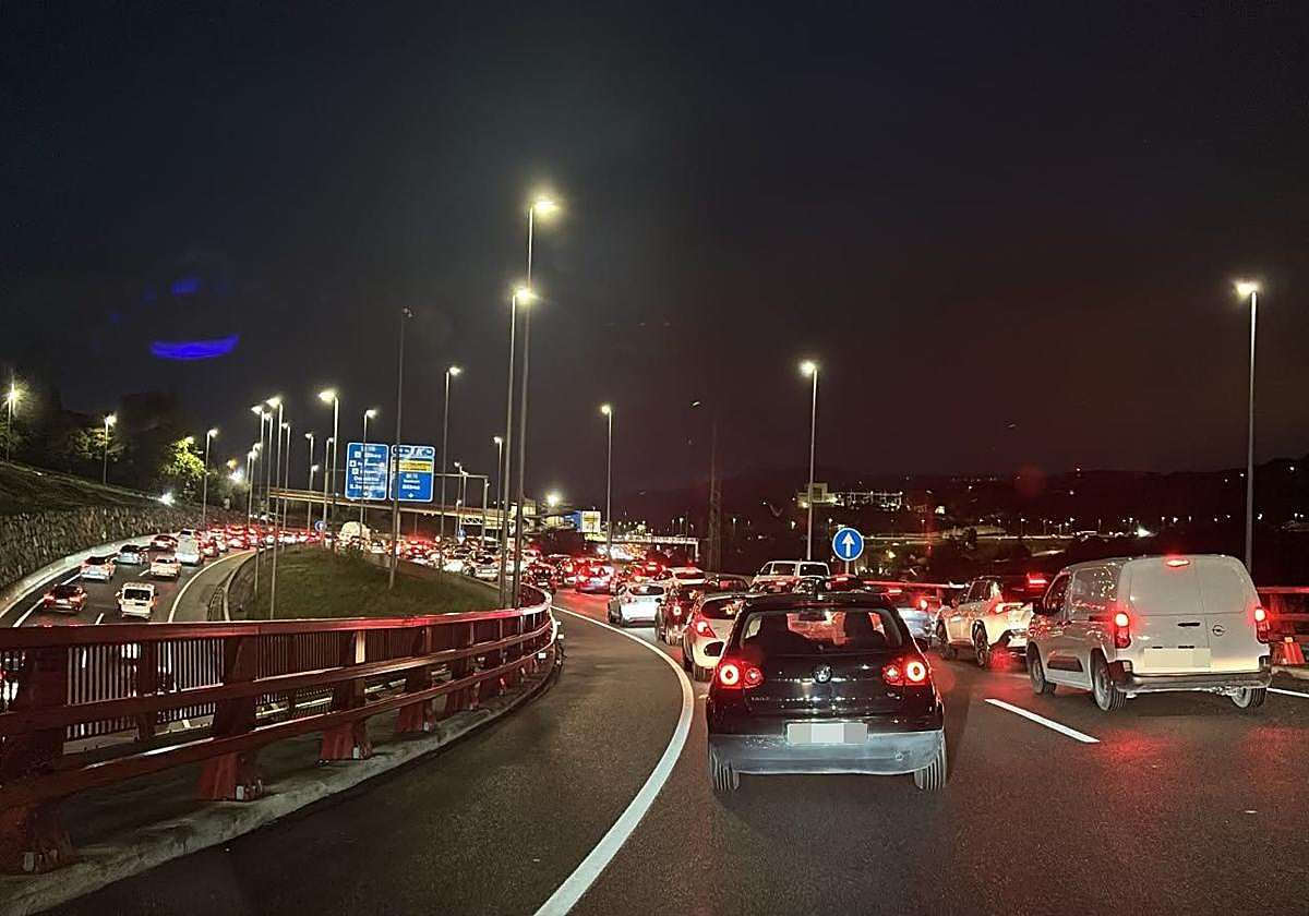 Mañana caótica en las carreteras vizcaínas: varios accidentes colapsan la A-8, los accesos a Bilbao y el Txorierri