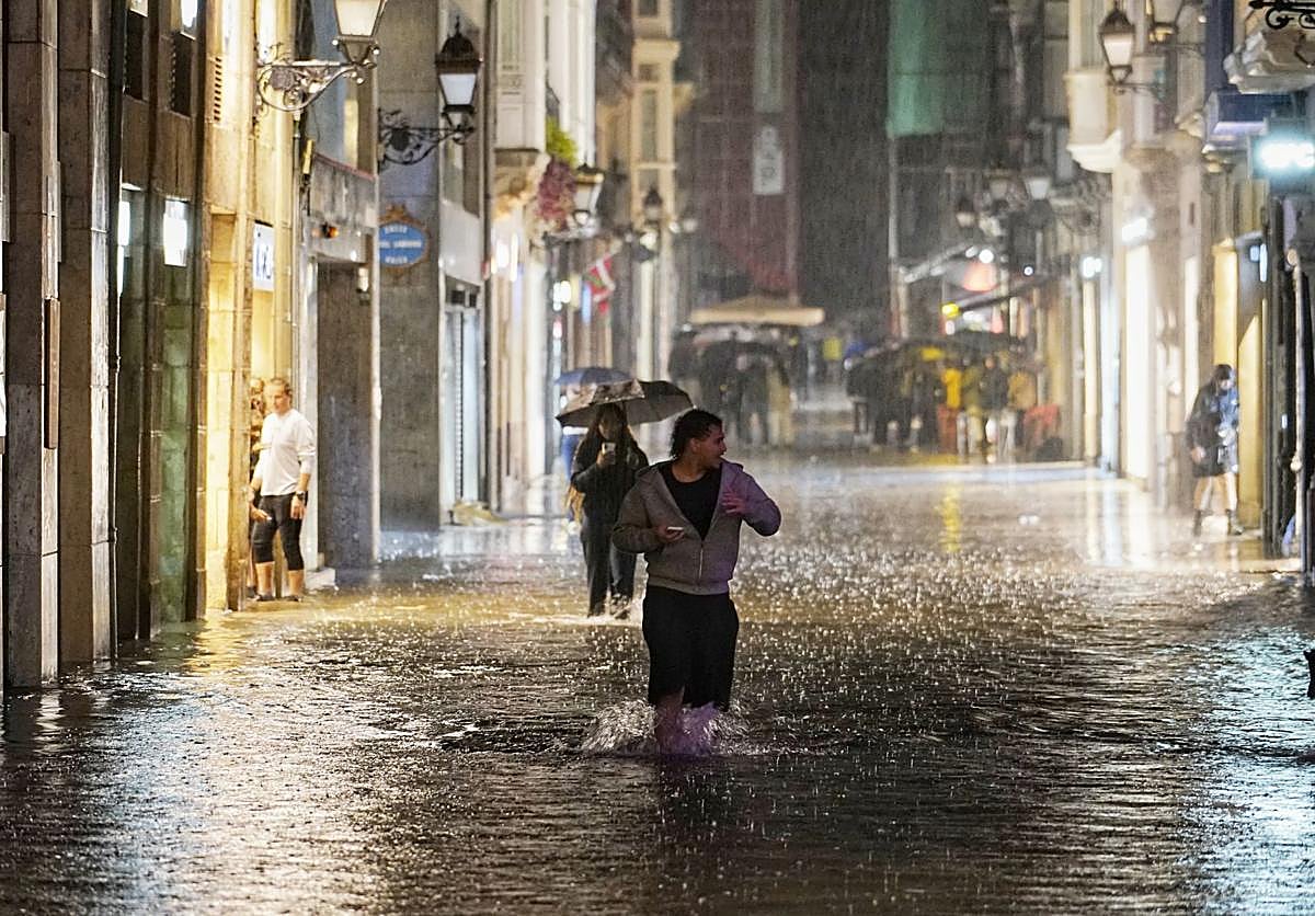 Una fuerte tromba de agua anega el Casco Viejo y daña viviendas y comercios