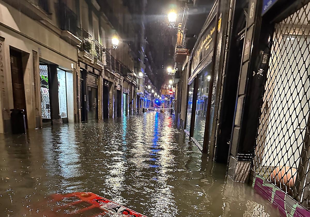 El Casco Viejo de Bilbao recupera la normalidad tras quedar anegado durante dos horas por el temporal