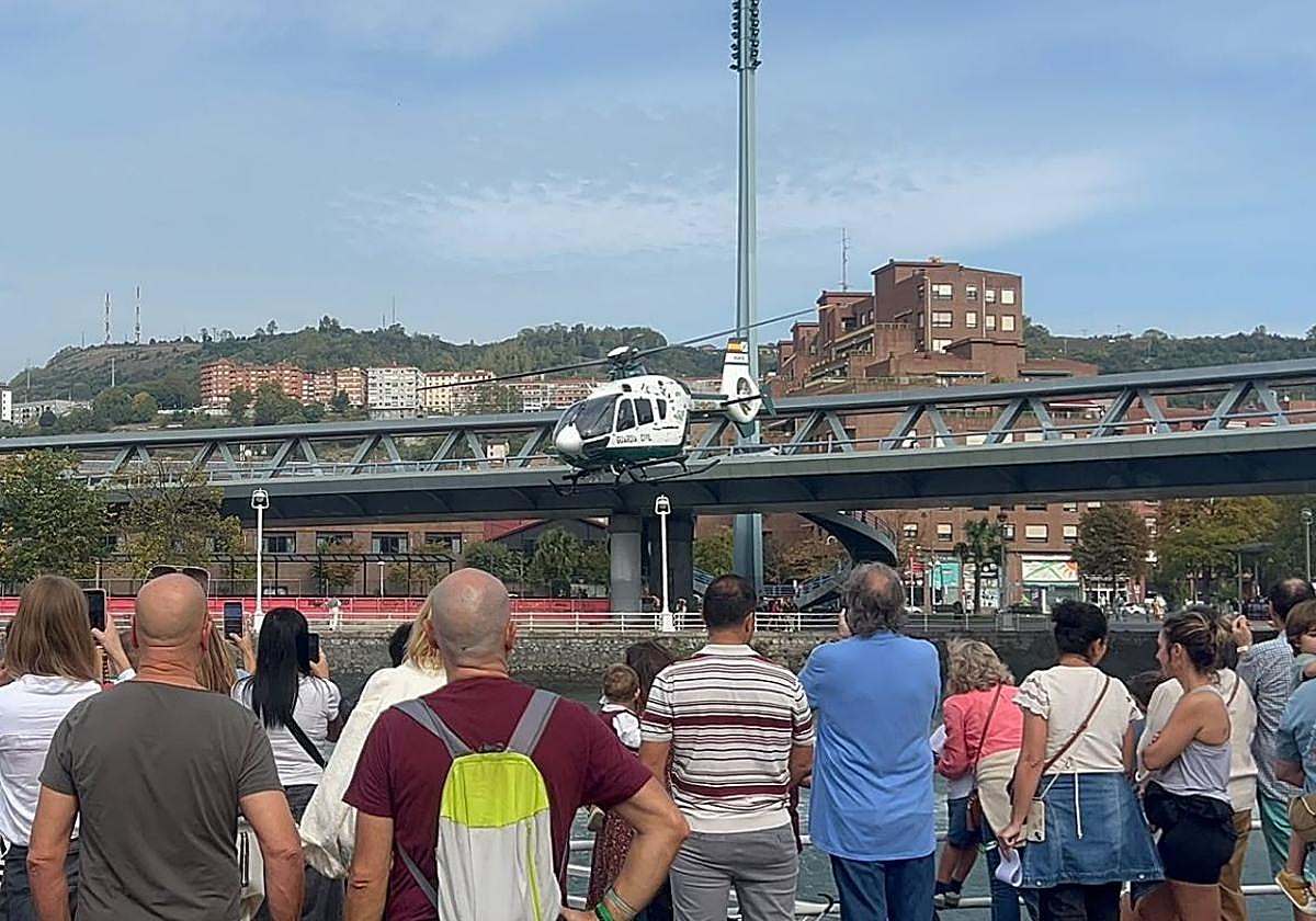 Exhibiciones caninas, vehículos de intervención y un helicóptero: la Guardia Civil muestra sus unidades especializadas en Bizkaia