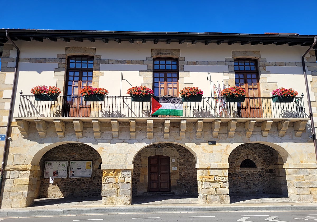 Abadiño iza la bandera de Palestina en el balcón del Ayuntamiento como gesto de solidaridad
