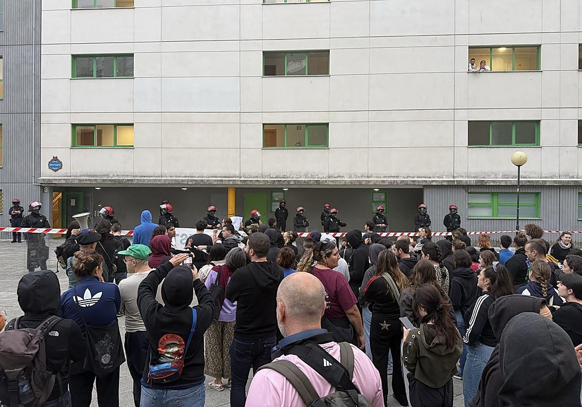 Un centenar de personas protestan por el desahucio de una vecina de Atxuri
