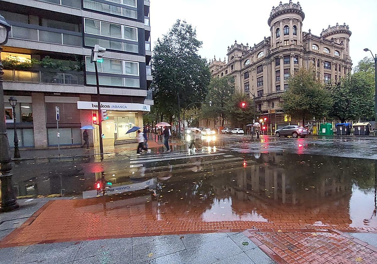 Otra tarde de fuertes lluvias en Bizkaia: el aviso amarillo se mantendrá activo hasta medianoche