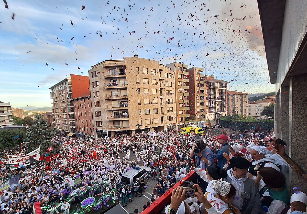 Los San Faustos desbordan Basauri