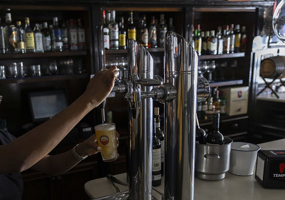 Un año de cárcel para dos hermanos por estafar con el timo del falso corte de la luz a la regente de un bar de Arrigorriaga
