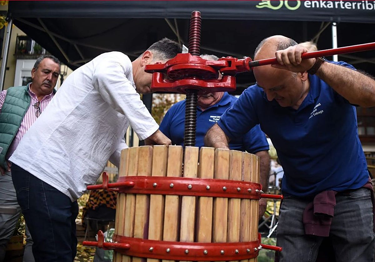 Catas comentadas, talos, ostras y música en directo en la fiesta de la vendimia en Balmaseda