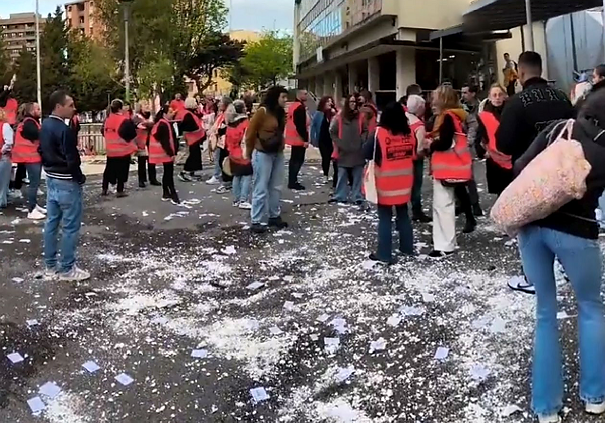 Familias de colegios de Bilbao denuncian la basura acumulada por la huelga de limpieza