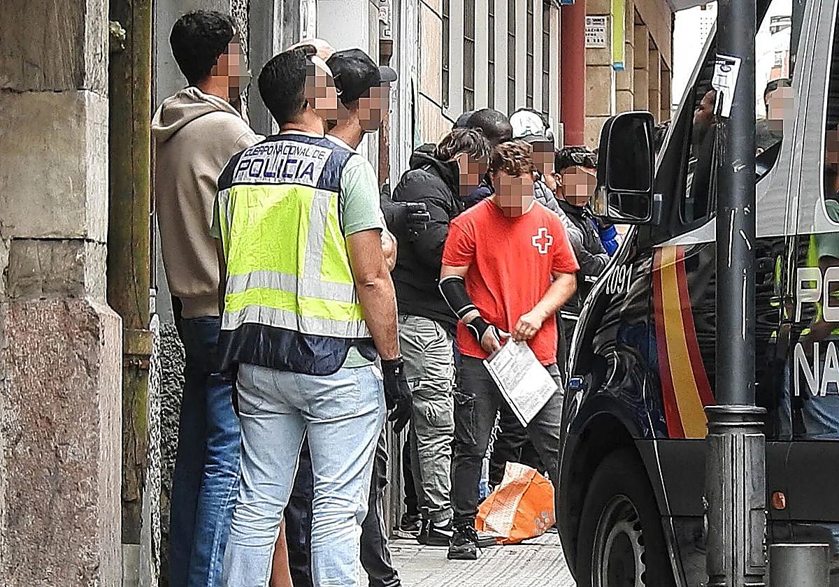 Recursos, bronca en el avión, asilo y arraigo... trabas al expulsar a delincuentes