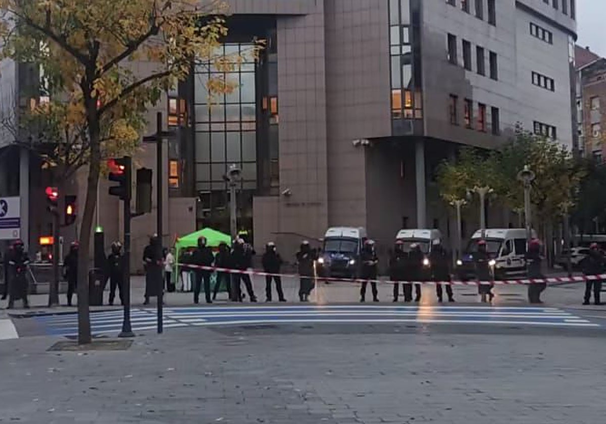 Tensión y lanzamiento de piedras en un acto de Vox en Barakaldo