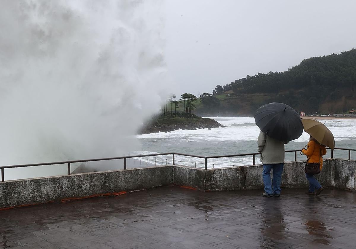 Alerta naranja por olas de más de 5 metros en la costa de Bizkaia por la borrasca Austen
