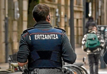 Un agente de la Ertzaintza, ajeno a esta información.
