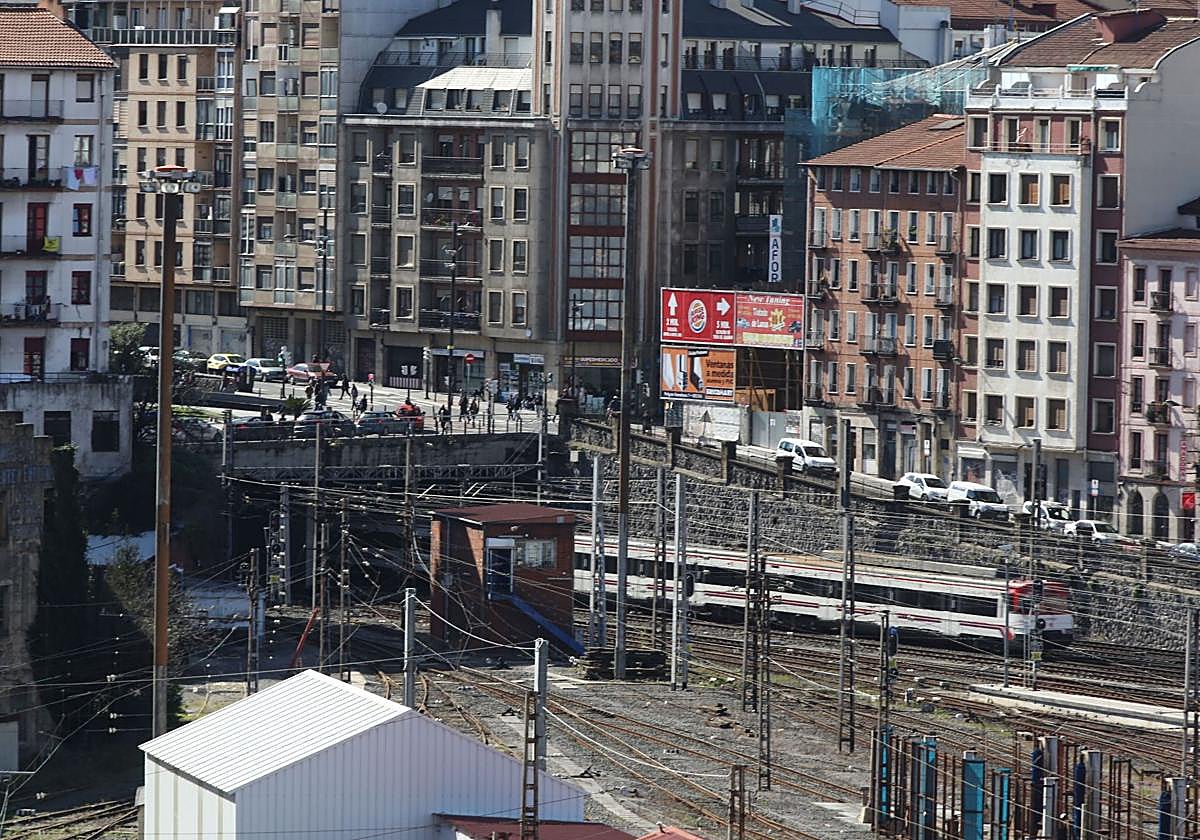 La Policía de Bilbao detiene a un hombre tras agreder a otro en un bar de San Francisco