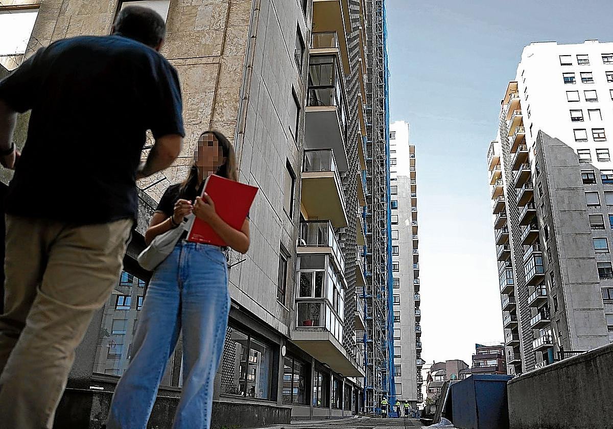 Vecinos de las torres de Zabalburu denuncian pisos ilegales en la urbanización