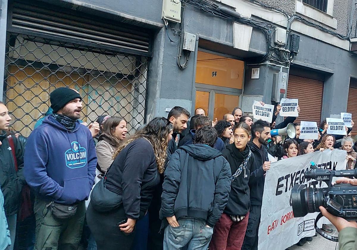 Movilización en Santutxu ante el desahucio de una mujer con dos hijas menores