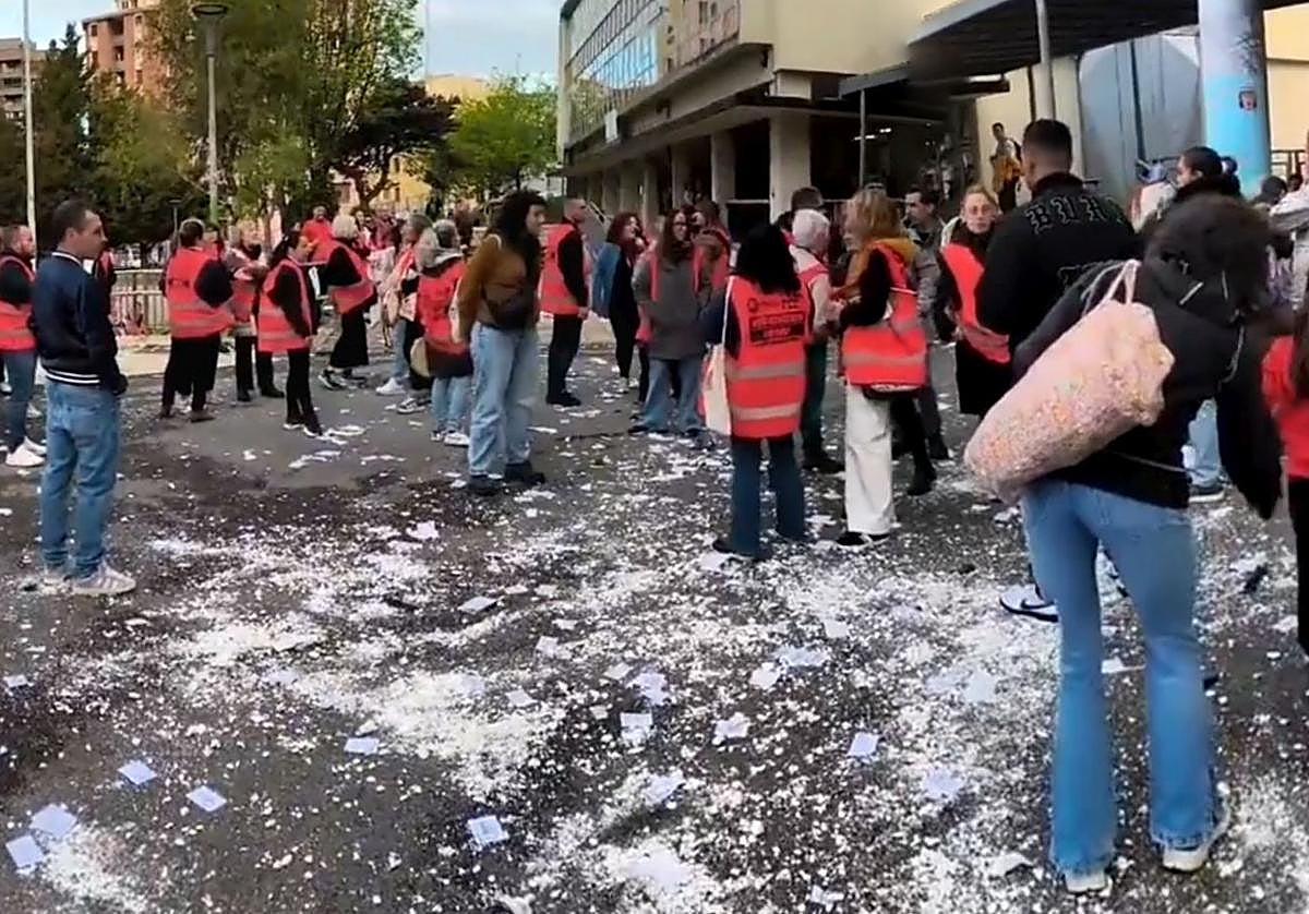 Bilbao solicita «un arbitraje» para atajar la huelga de limpieza que ha puesto en jaque a colegios