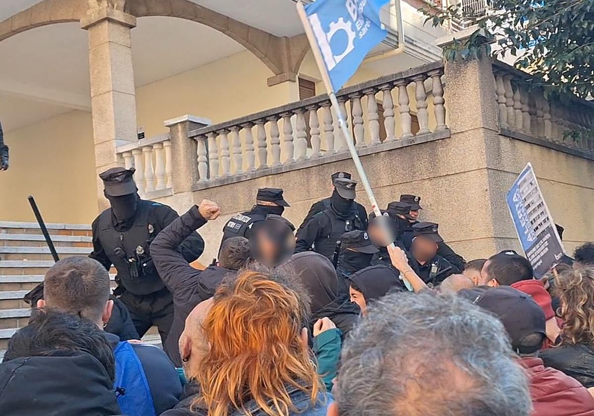 Tensión en las protestas por el desahucio de una vecina y su hija menor en La Peña