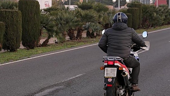 Los motoristas y acompañantes deberán llevar guantes y no podrán utilizar chanclas