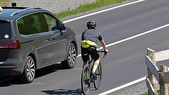 Frenar para adelantar a los ciclistas: la nueva ley de Tráfico que puede alargar la maniobra hasta 11 segundos
