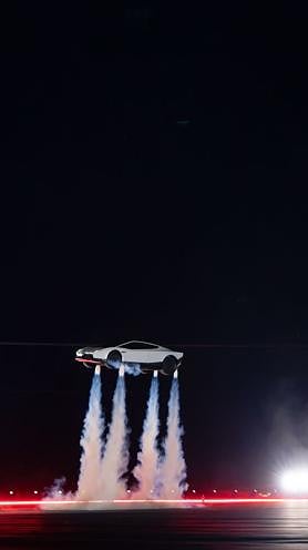 Imagen secundaria 2 - Elon Musk lanza el nuevo Tesla, un coche que 'vuela'