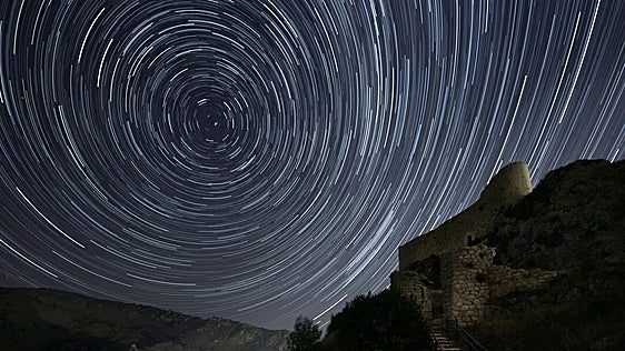 Un viaje de luz susurrado por el sol y las estrellas