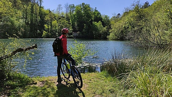Sin esfuerzo, en ebike por la Vía Verde Montes de Hierro