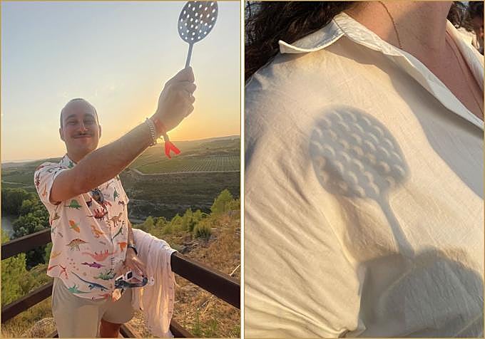 El baracaldés Álvaro Castillo (vestido con camisa de dinosaurios) sostiene una pequeña espumadera que reproduce el eclipse sobre la camisa de Itxaso Respaldiza.