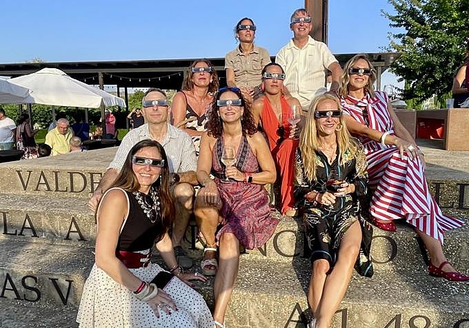 El grupo de Yolanda Fernández (con falda de topos) con Alba Nanclares, Nerea Urcola y Esther Gil, entre otros.