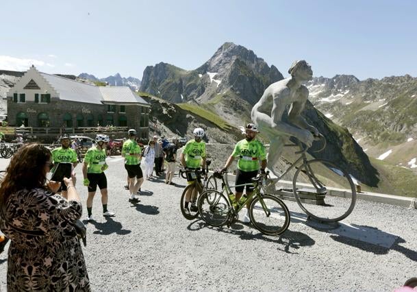 Ciclistas junto a la escultura del 'Gigante del Tourmalet'.