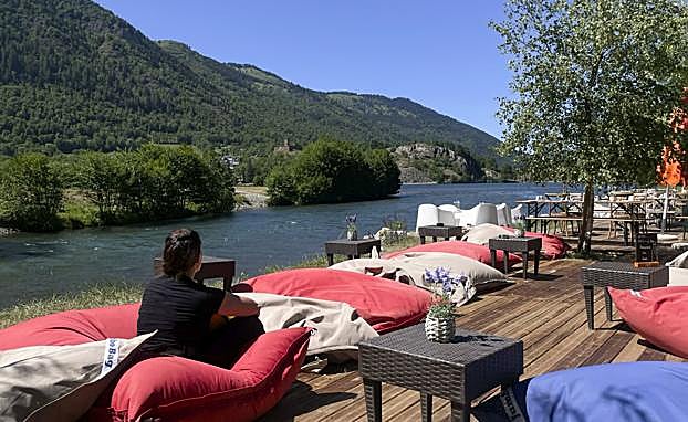 El restaurante Mamie JO Côté Lac a orillas del Génos.