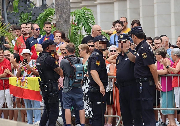 Lanzan piedras contra el coche de Pedro Sánchez a su llegada a Ceuta | El  Correo