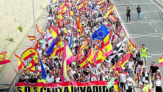 Miles de ceutíes marchan al Tarajal para exigir el blindaje de la frontera