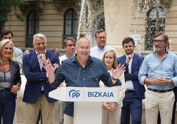 Tellado, con Amaya Fernández e Iñaki Oyarzábal a su izquierda, este viernes en Bilbao.
