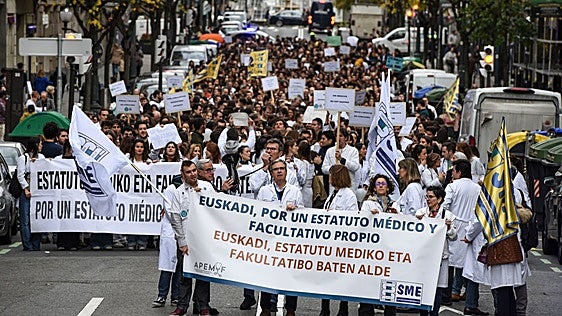 Euskadi pide al ministerio retirar el Estatuto de los médicos para no comprometer la atención sanitaria