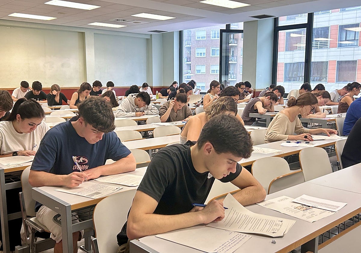 Estudiantes se enfrentan a un examen de la fase extraordinaria de la PAU, la semana pasada en Bilbao.