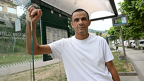 «Fue al verme la cara cuando empezaron a llamarme puto moro»
