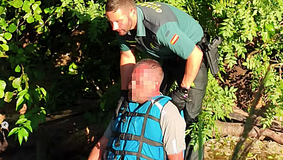 Salvan la vida a un hombre a punto de ahogarse cuando descendía en lancha el Ebro en el norte de Burgos
