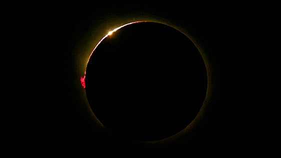 Los destellos rojos del Sol: qué son las fulguraciones y por qué asombraron durante el eclipse