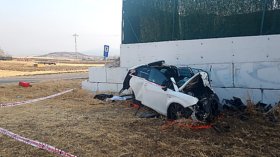 Mueren dos hombres de 38 y 23 años tras chocar su coche contra un muro en Navarra