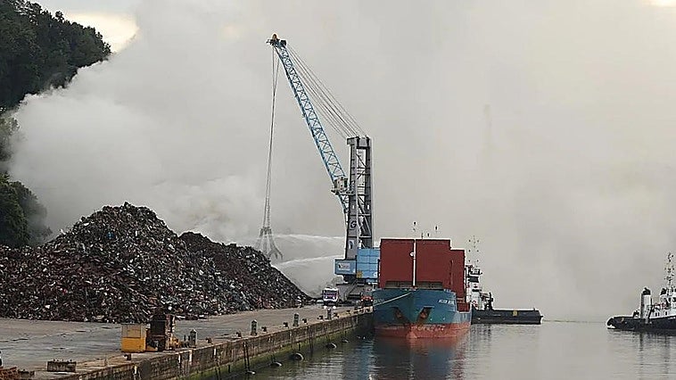 Un incendio de chatarra en el Puerto de Pasaia obliga a confinar a decenas de vecinos