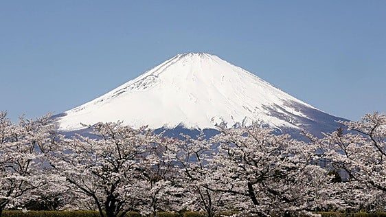 Un padre abandona a su hijo de 7 años en el monte Fuji para continuar el ascenso