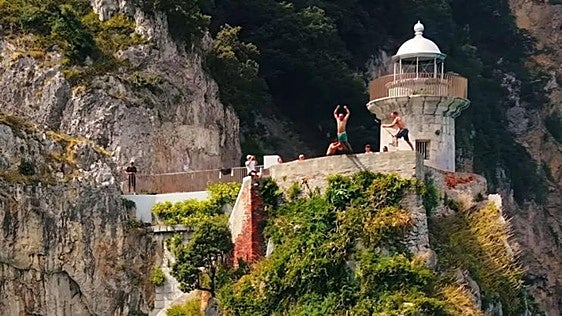 Los precintos no evitan las visitas a los lugares más turísticos de Cantabria
