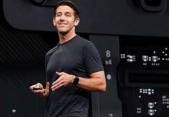 Así es John Ternus, el cerebro detrás de iPhone que toma las riendas de Apple